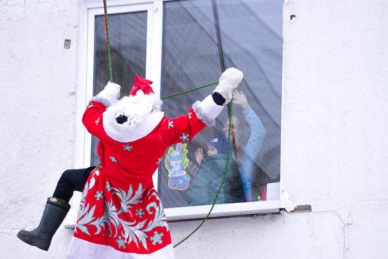 Спасатели-альпинисты в костюмах Дедов Морозов поздравили пациентов Нижегородской детской областной больницы