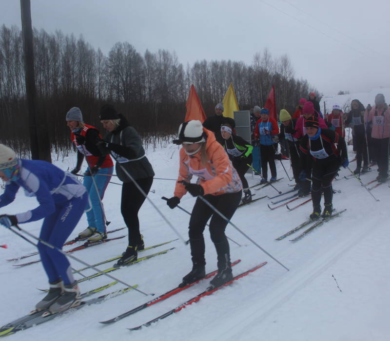 Около 100 участниц вышло на старт первого женского лыжного забега «Я сама сюда дошла…» в Простоквашино