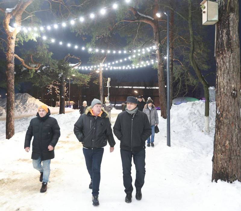 Благоустроенные по нацпроекту «Жилье и городская среда» парки и центральный сквер Дзержинска впервые украсили праздничными гирляндами