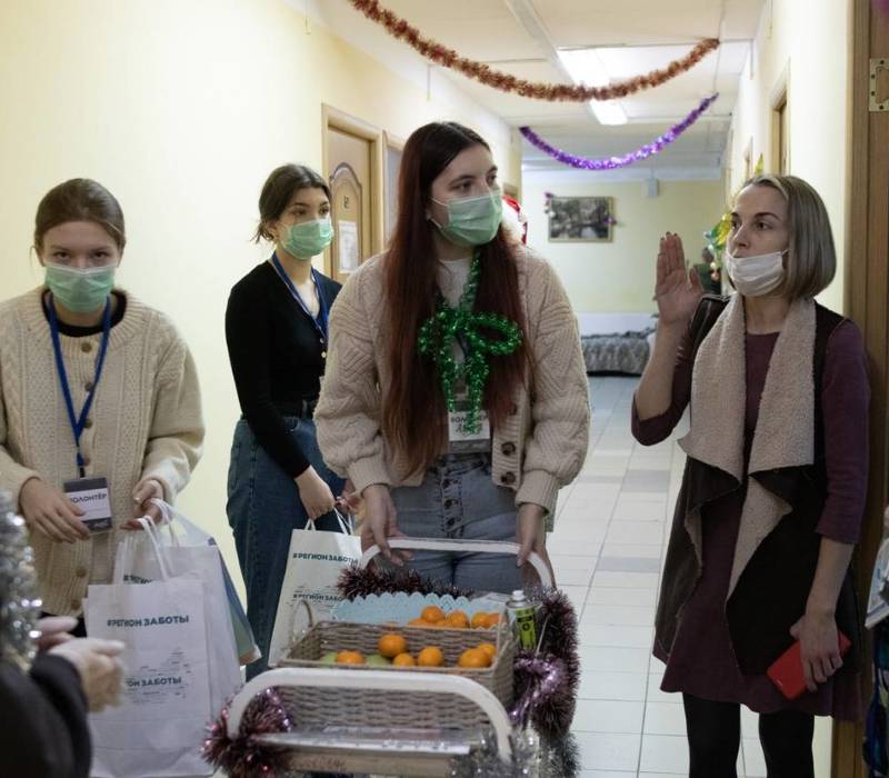 Волонтеры передали в Борский психоневрологический интернат 100 кг одежды и 300 кг мандаринов в рамках акции «Новогодний экспресс»
