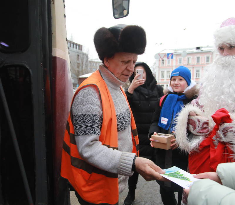 Дети поздравили с наступающим Новым годом водителей нижегородских трамваев