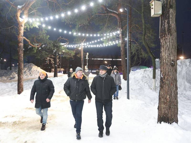 Благоустроенные по нацпроекту «Жилье и городская среда» парки и центральный сквер Дзержинска впервые украсили праздничными гирляндами