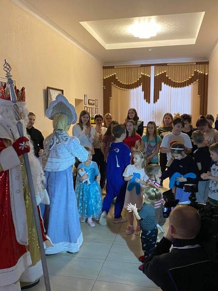Волонтеры благотворительного фонда «Купно заедино» устроили новогоднее представление для юных гостей из Донбасса
