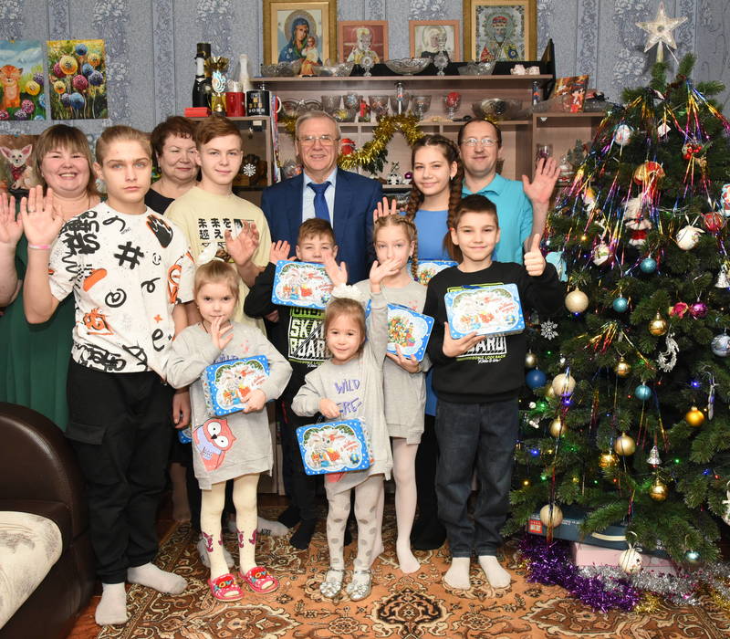 Евгений Люлин встретился с семьёй, воспитывающей приёмных детей из Донецка