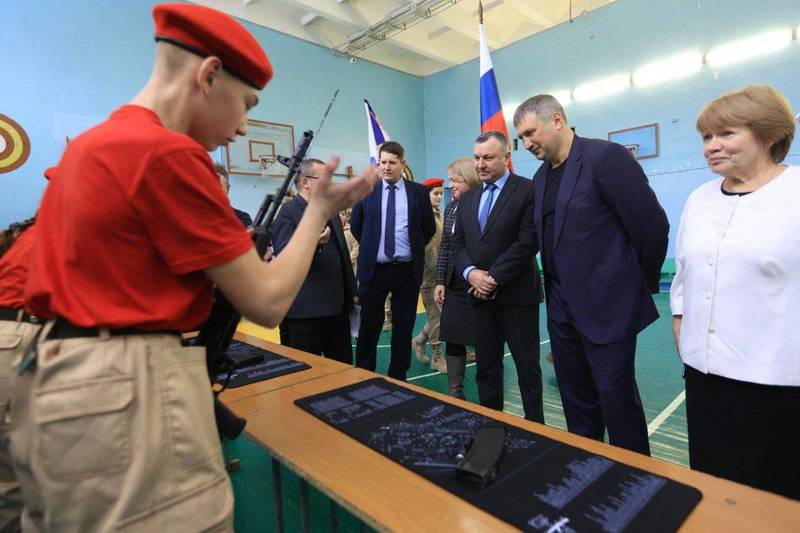 Около 300 школьников посещают занятия по начальной военной подготовке в Дзержинске