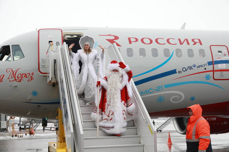 Дед Мороз и Снегурочка прибыли в Нижний Новгород на новейшем самолете МС-21 