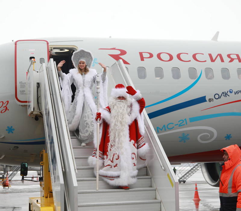 Дед Мороз и Снегурочка прибыли в Нижний Новгород на новейшем самолете МС-21 