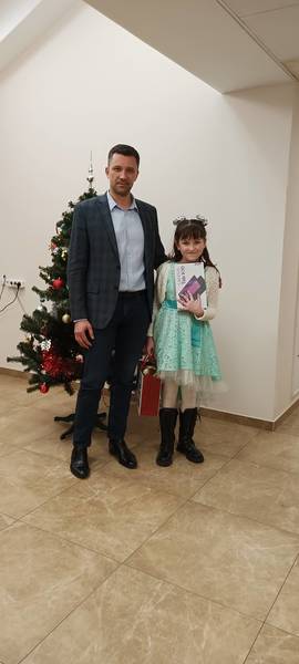 Девятилетняя Соня получила планшет в подарок от министра информтехнологий и связи Александра Синелобова 