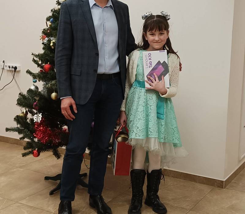 Девятилетняя Соня получила планшет в подарок от министра информтехнологий и связи Александра Синелобова 