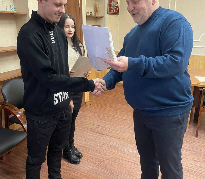 Глава Балахнинского округа Андрей Дранишников вручил ключи от квартир детям-сиротам 