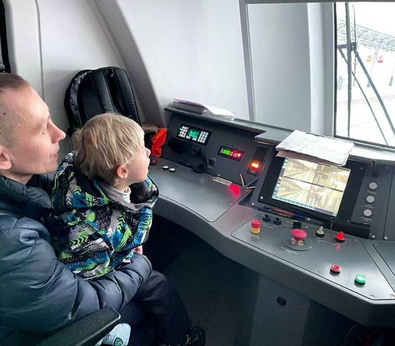 Министр транспорта Нижегородской области Павел Саватеев исполнил мечту шестилетнего мальчика - покататься в кабине машиниста поезда 