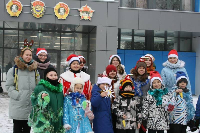 Участники Всероссийской акции «Российский детский Дед Мороз» поздравили сотрудников нижегородских заводов