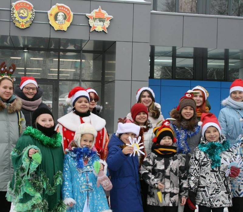 Участники Всероссийской акции «Российский детский Дед Мороз» поздравили сотрудников нижегородских заводов