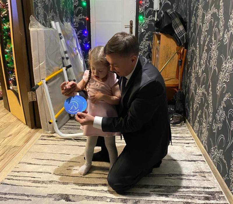 Сергей Баринов подарил трехлетней Амине шведскую стенку  
