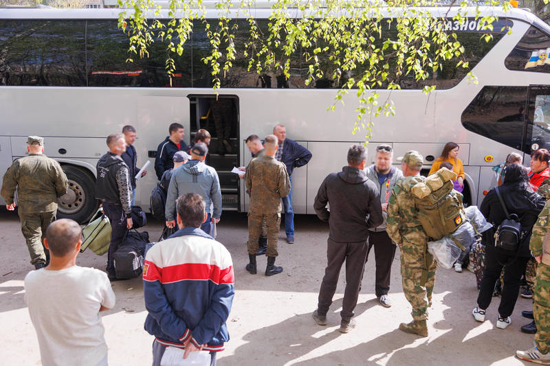Еще две группы нижегородских добровольцев-контрактников отправились в воинские части для подготовки к участию в СВО