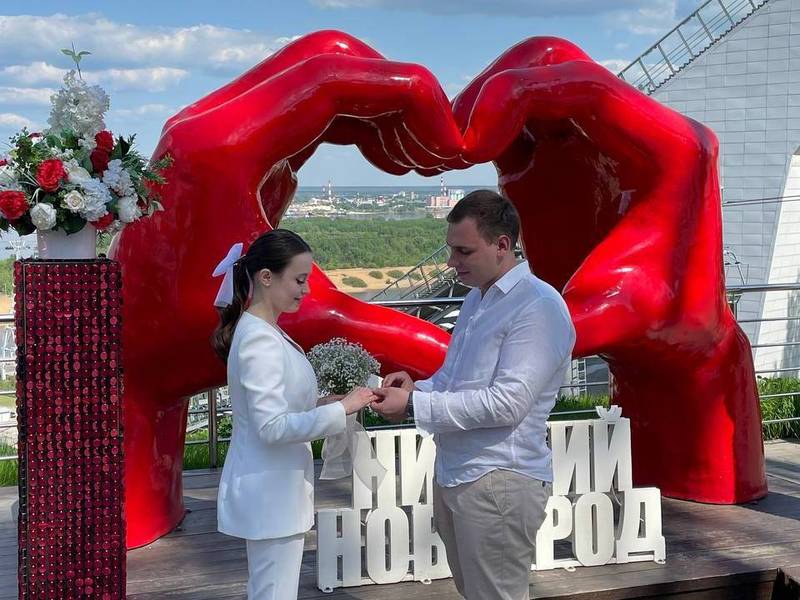 В Нижнем Новгороде влюбленные впервые заключили брак на колесе обозрения