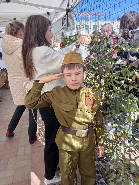 Сотрудники Соцфонда по Нижегородской области передали 10 метров маскировочных сетей бойцам в зону СВО