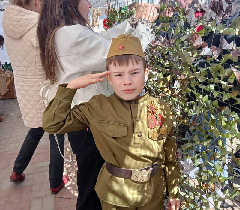 Сотрудники Соцфонда по Нижегородской области передали 10 метров маскировочных сетей бойцам в зону СВО
