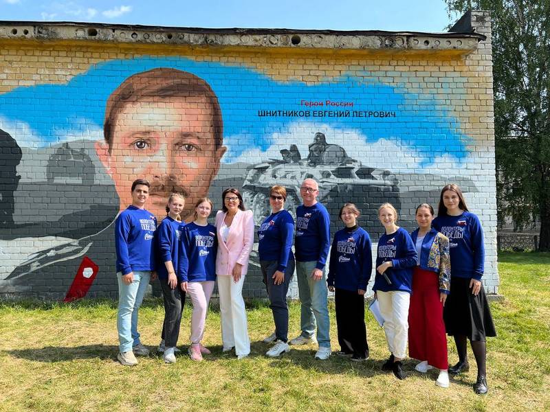 Граффити с портретом Героя России Евгения Шнитникова появились рядом со школой, которая носит его имя