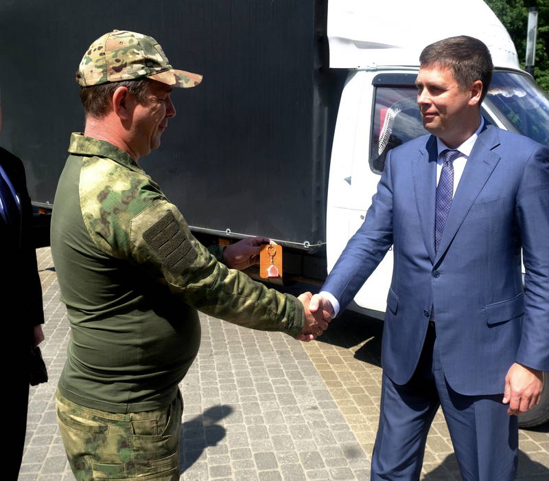 Андрей Гнеушев передал автомобиль нижегородскому волонтеру, совершившему уже около 30 поездок в зону СВО