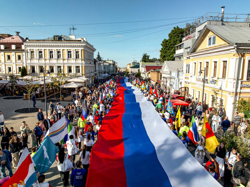 В День России в Нижнем Новгороде пронесли 100-метровый флаг России