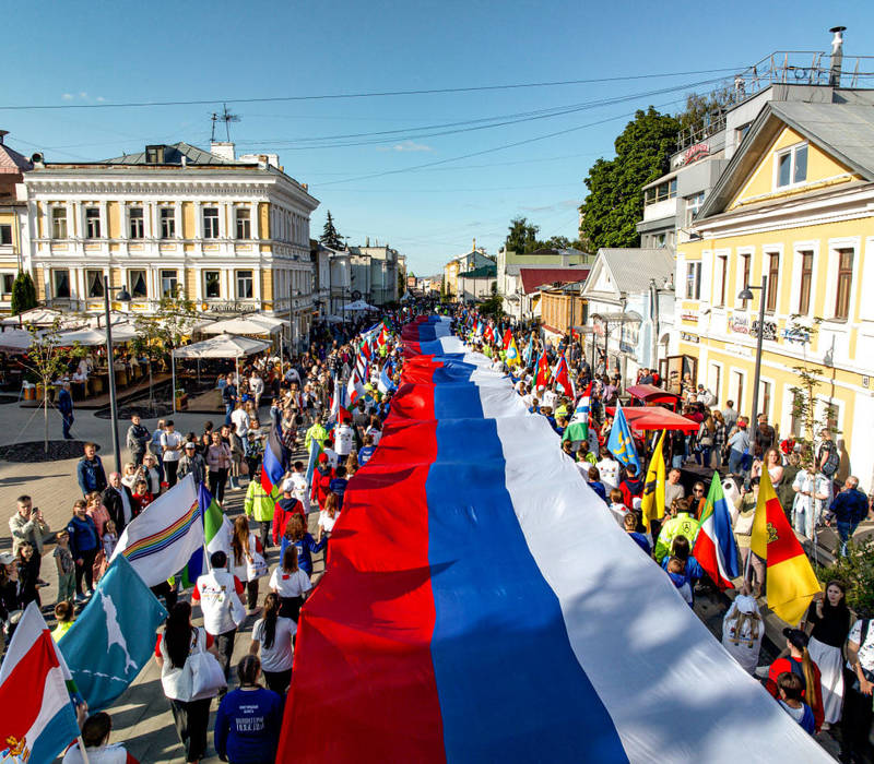 В День России в Нижнем Новгороде пронесли 100-метровый флаг России