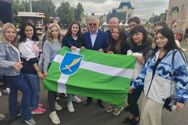 Ребята из Харцызска и ДНР посетили стенд Молодёжного парламента при Законодательном Собрании Нижегородской области