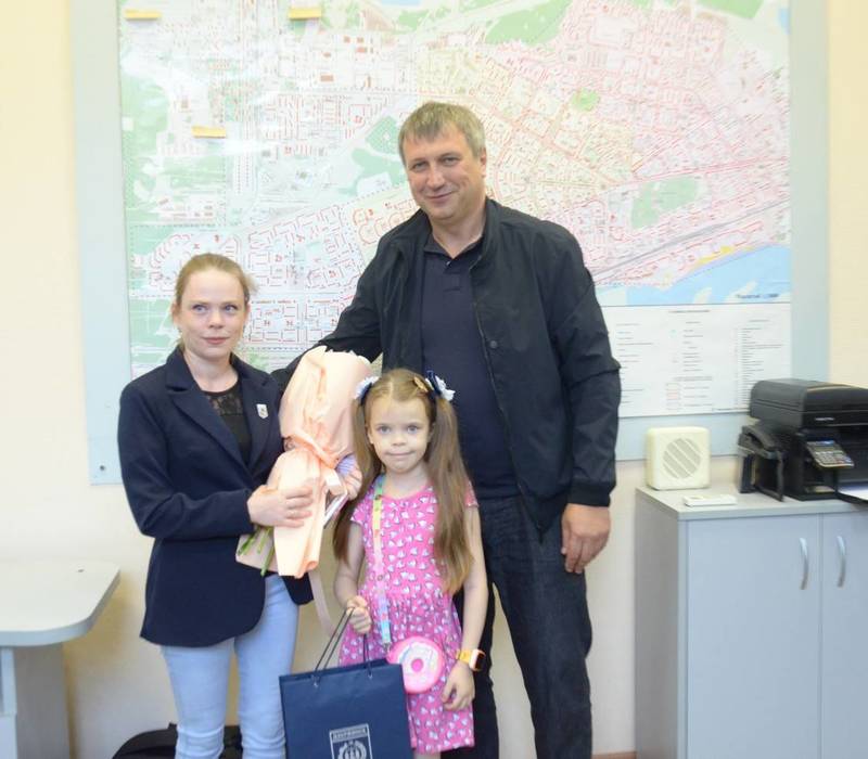 Глава Дзержинска Иван Носков вручил благодарственное письмо социальному участковому за предотвращение ЧС