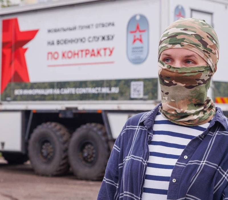 Нижегородки заключают контракты на военную службу наряду с мужчинами