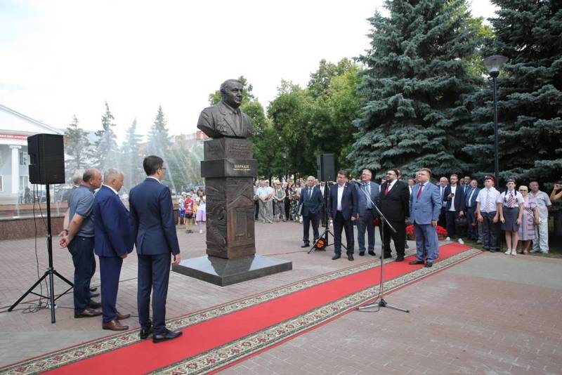 Памятник Омари Хасановичу Шарадзе открыли в Нижнем Новгороде