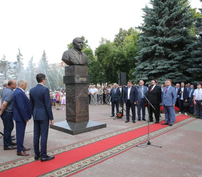 Памятник Омари Хасановичу Шарадзе открыли в Нижнем Новгороде