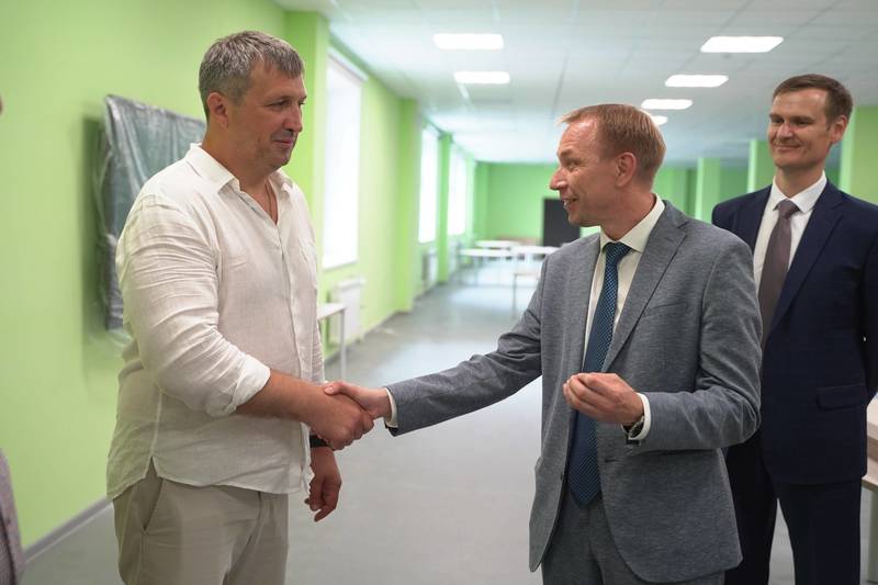 Андрей Чечерин и Михаил Пучков оценили результаты модернизации школ в Дзержинске в преддверии нового учебного года