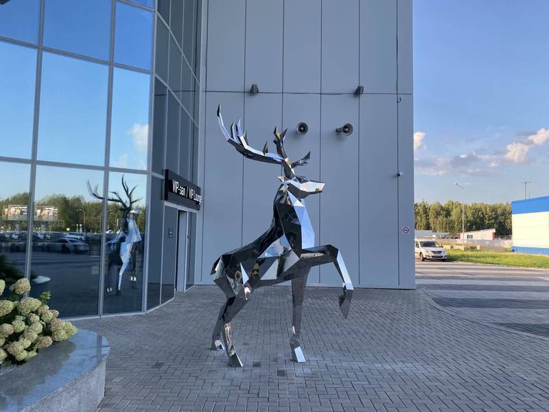 Трехметровую скульптуру оленя установили в аэропорту Нижнего Новгорода в преддверии Дня воздушного флота России