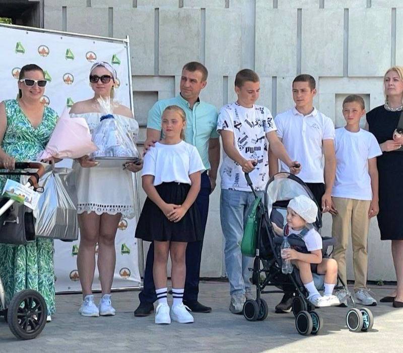 Сотрудники нижегородского ЗАГС поздравили многодетную семью с рождением седьмого ребенка