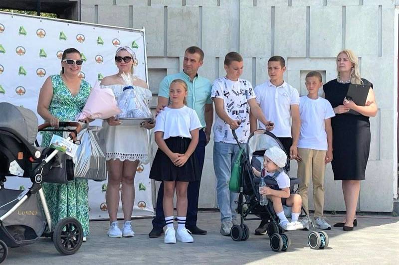 Сотрудники нижегородского ЗАГС поздравили многодетную семью с рождением седьмого ребенка