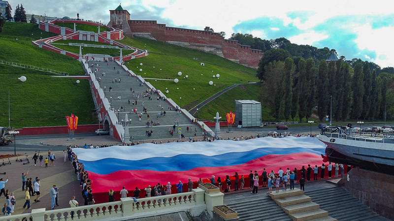Российский флаг площадью 1500 квадратных метров развернули у катера «Герой»
