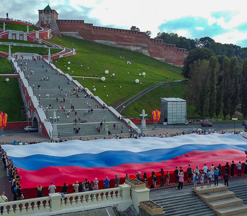 Российский флаг площадью 1500 квадратных метров развернули у катера «Герой»