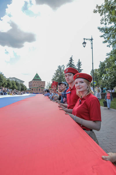 В Нижнем Новгороде прошел автомотопробег и развернули 100-метровый флаг в Кремле в честь государственного праздника