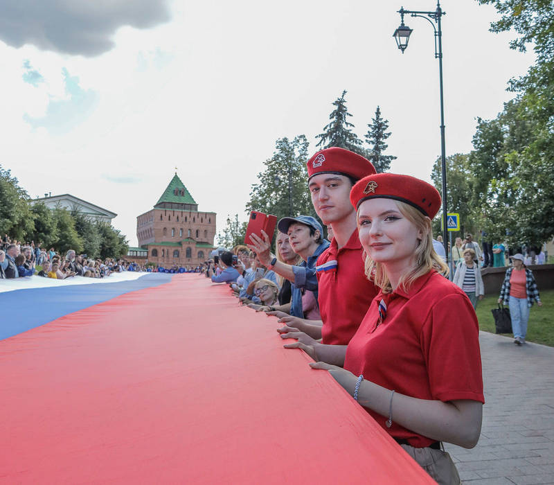 В Нижнем Новгороде прошел автомотопробег и развернули 100-метровый флаг в Кремле в честь государственного праздника