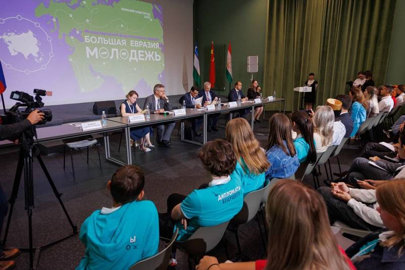 Встреча участников форума «Большая Евразия. Молодежь» с российскими и иностранными экспертами прошла в Доме народного единства  