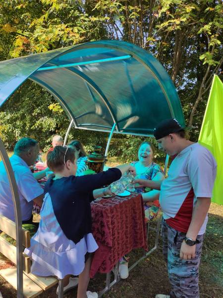В Автозаводском ПНИ благодаря благотворительному полумарафону «Беги, герой!» появилась беседка