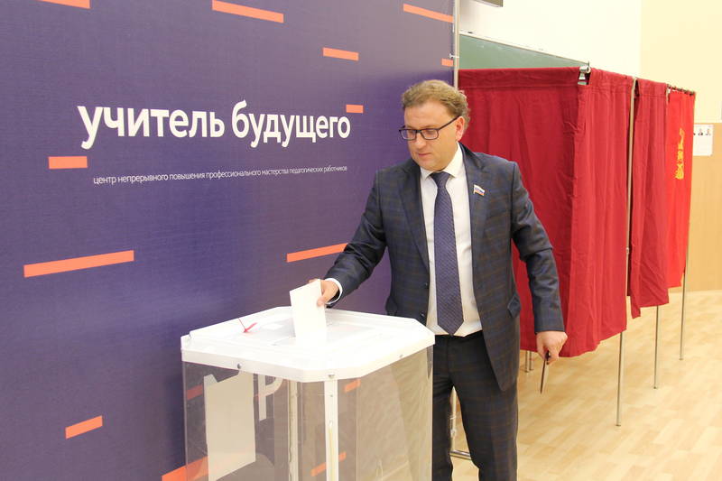 Депутаты Законодательного Собрания голосуют на выборах губернатора Нижегородской области