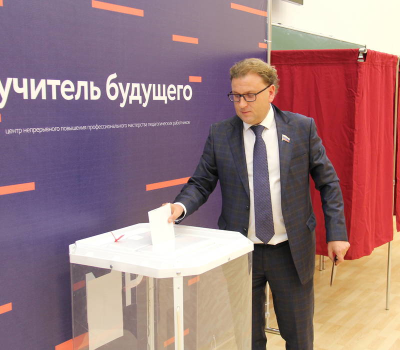 Депутаты Законодательного Собрания голосуют на выборах губернатора Нижегородской области