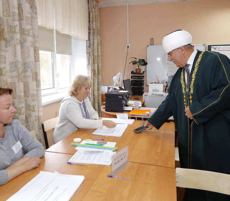 Председатель ДУМНО Гаяз-Хазрат Закиров принял участие в голосовании на избирательном участке