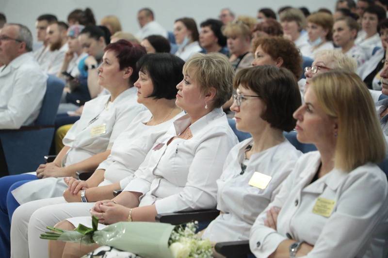 100 медиков дефицитных специальностей получили региональные стимулирующие выплаты с начала 2023 года