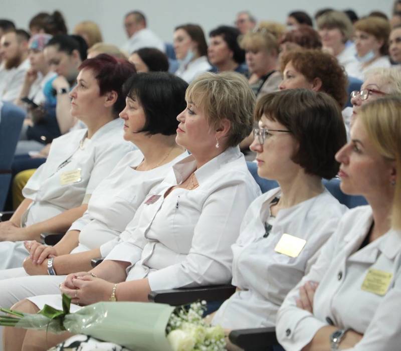 100 медиков дефицитных специальностей получили региональные стимулирующие выплаты с начала 2023 года