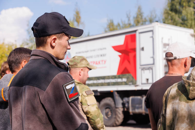 Группа нижегородцев заключила контракты на военную службу