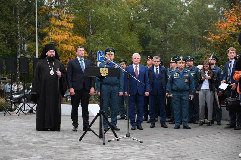 Глава МЧС России Александр Куренков и губернатор Глеб Никитин открыли памятник пожарным и спасателям
