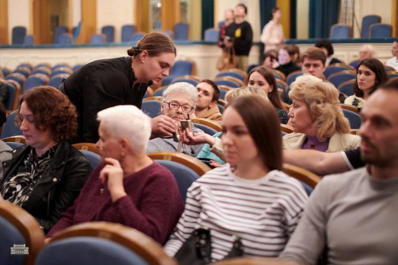 В Нижегородском театре драмы состоялась премьера тифлокомментария к спектаклю «Дни Турбиных»