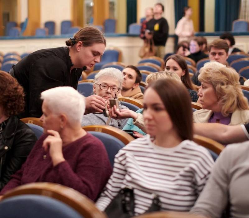 В Нижегородском театре драмы состоялась премьера тифлокомментария к спектаклю «Дни Турбиных»